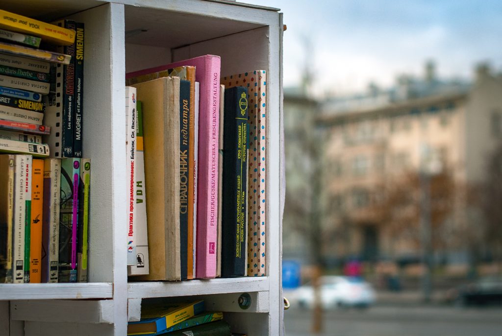 An alternative method to learn a second language for migrants and refugees.